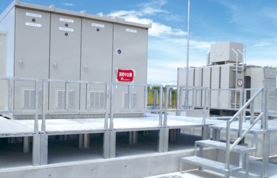 スパナを持っている男性の手首